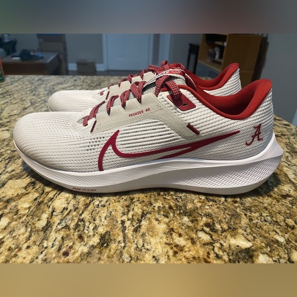 MEN NIKE DZ5972 100 NIKE ZOOM PEGASUS 40 ALABAMA WHITE/CRIMSON SHOE SNEAKERS - Picture 7 of 11
